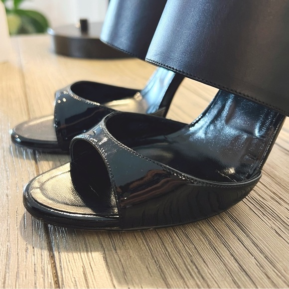 Manolo Blahnik Ripta Wide-Band Patent Pump (37.5) - Picture 4 of 15